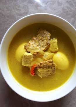 Terik (sayur kuning) isi tempe, tahu, dan telor