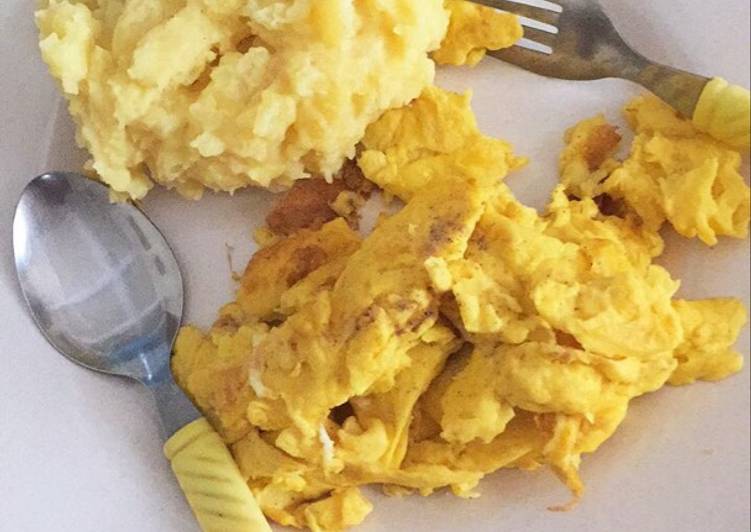 gambar untuk cara membuat Scrambled egg with mashed potatoes