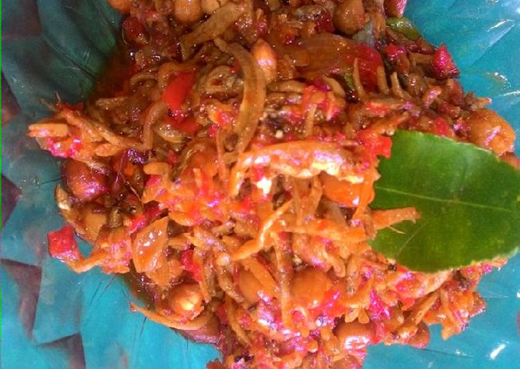 bahan dan cara membuat Teri medan kacang balado