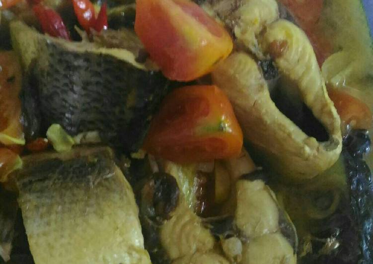 bahan dan cara membuat Ikan Bandeng Kuah Asem Kuning