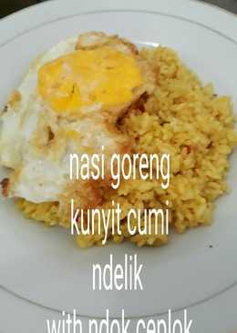 Nasi goreng kunyit cumi with ndok ceplok