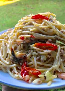 Spaghetti aglio olio udang dan ayam giling