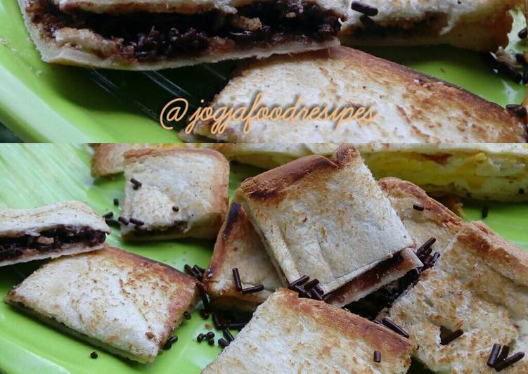 bahan dan cara membuat Roti Bakar Coklat Susu Meleleh di mulut ala Cafe (Sarapan mudah menyenangkan)