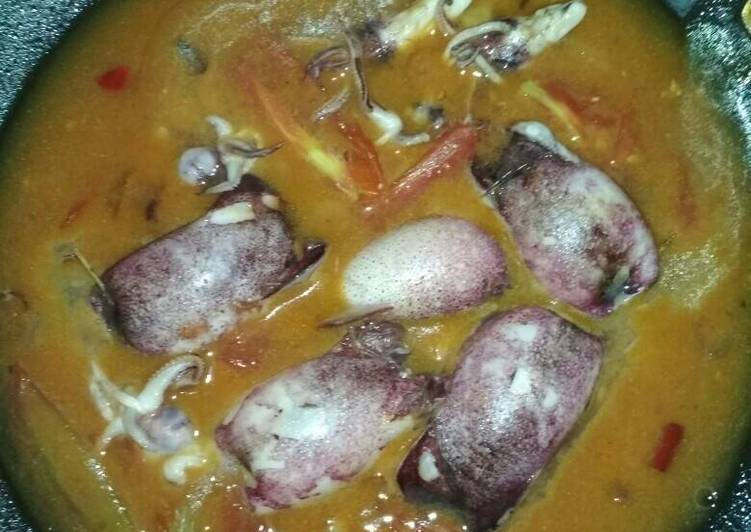 bahan dan cara membuat Sotong isi telur kuah tomat