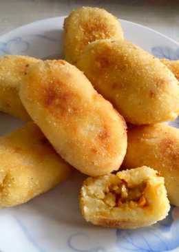 Kroket kentang isi ayam dan wortel  (Indonesian Potato Croquettes with Chicken and carrot)