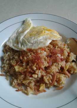 Nasi goreng sosis telur mata sapi