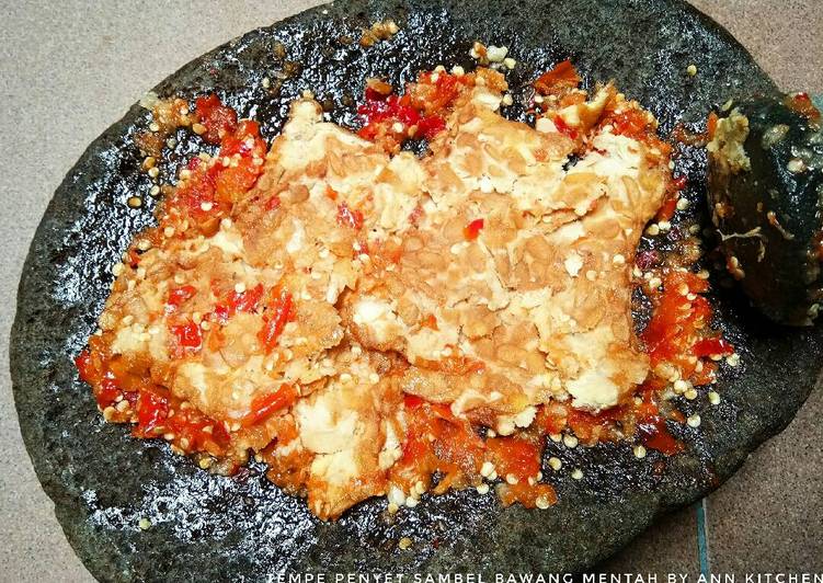 gambar untuk cara membuat Tempe penyet sambel bawang mentah