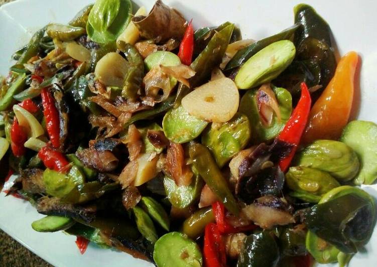 resep makanan Tumis Ikan Asin Cabe Ijo Pete