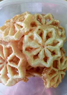 Kue antari / kembang goyang wijen