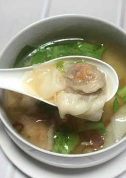 Wonton soup (pangsit rebus)