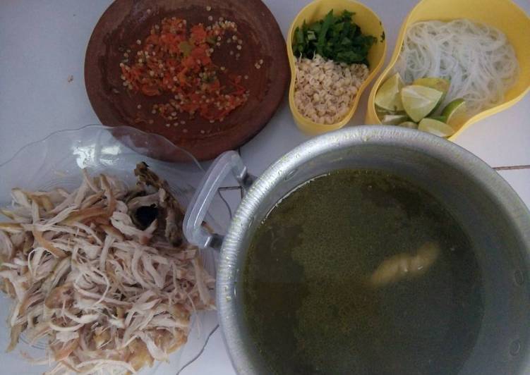 resep lengkap untuk Soto ayam simple ala anak kos