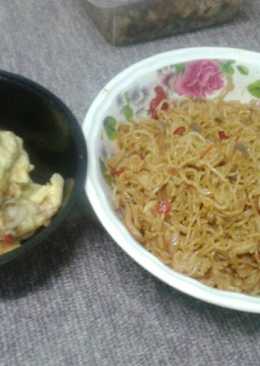 Bakmi goreng dan telur dadar