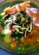 Bubur ayam dengan kuah soto