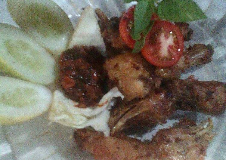 cara membuat Ayam Goreng Bumbu Uleg sambel Tomat ala Riztky