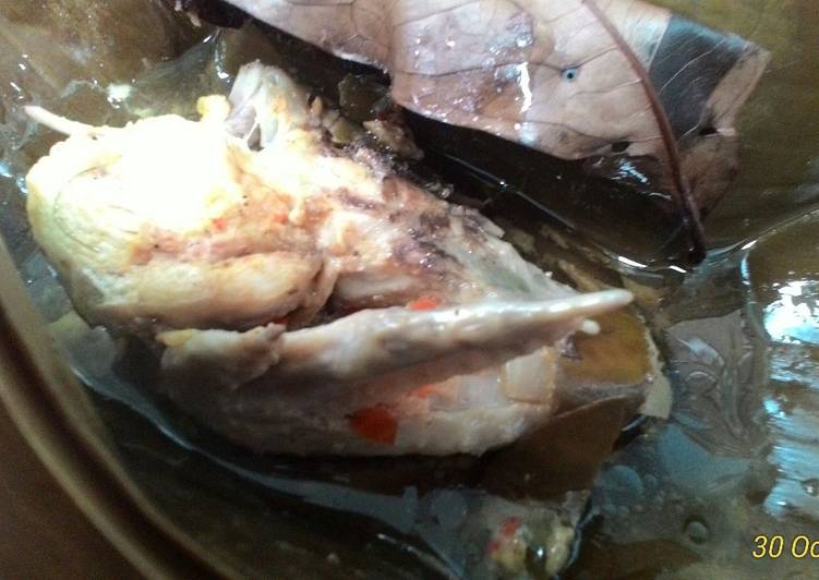 bahan dan cara membuat Pepes ayam daun  jeruk minimalis, kuah maksimalis (no msg, no gula pasir)