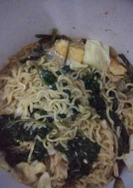 Mie rebus, kangkung, telor
