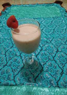 Banana smoothies mix with berry