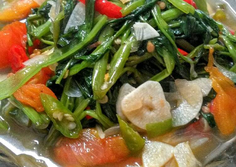  Resep  Tumis kangkung terasi anti  gagal   oleh Eki 