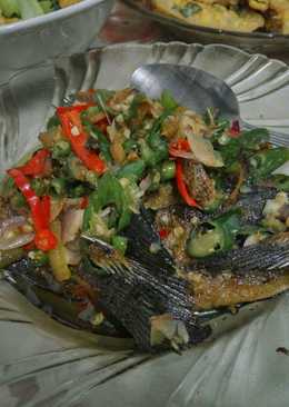 Tumis pedas ikan asin sepat