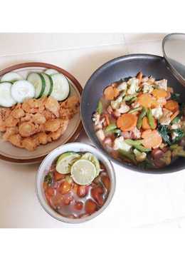 Capcay goreng, Udang krispi, Sambal dabu-dabu, & Lalap timun