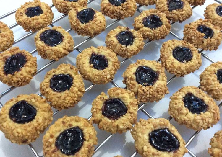 bahan dan cara membuat Blueberry Peanut Thumbprint Cookies, renyah dan lumer di mulut