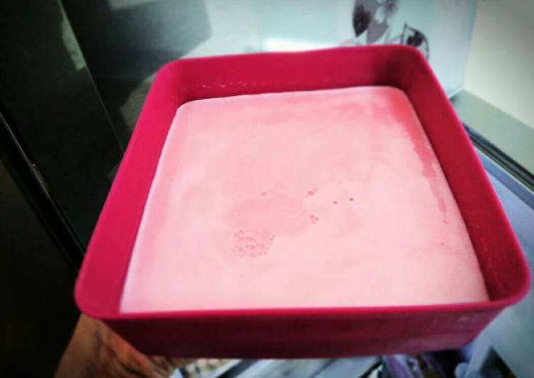 resep makanan Puding Susu Nutrijell Stawberry