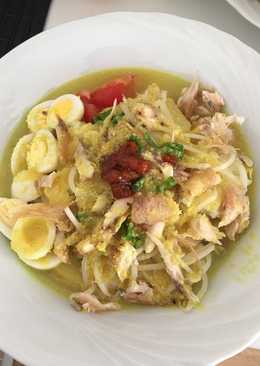 Soto ayam sederhana dengan nasi