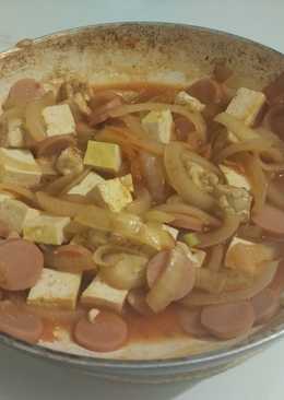 Tofu and bombay with tomato sauce