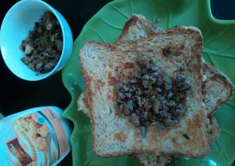 bahan dan cara membuat Roti Panggang Isi Daging