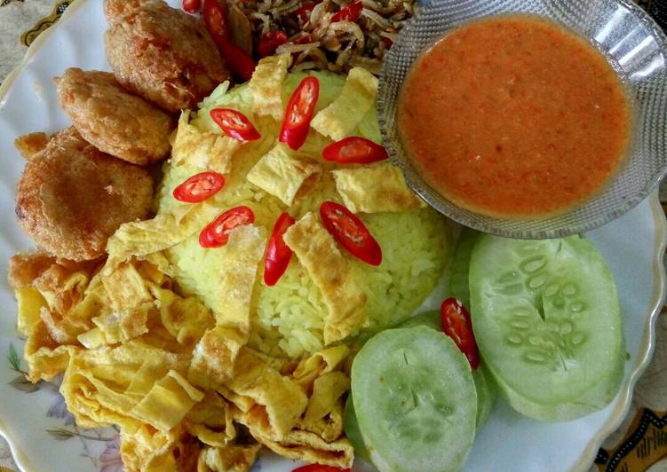 gambar untuk resep makanan Nasi Kuning sederhana dengan sambal kacang