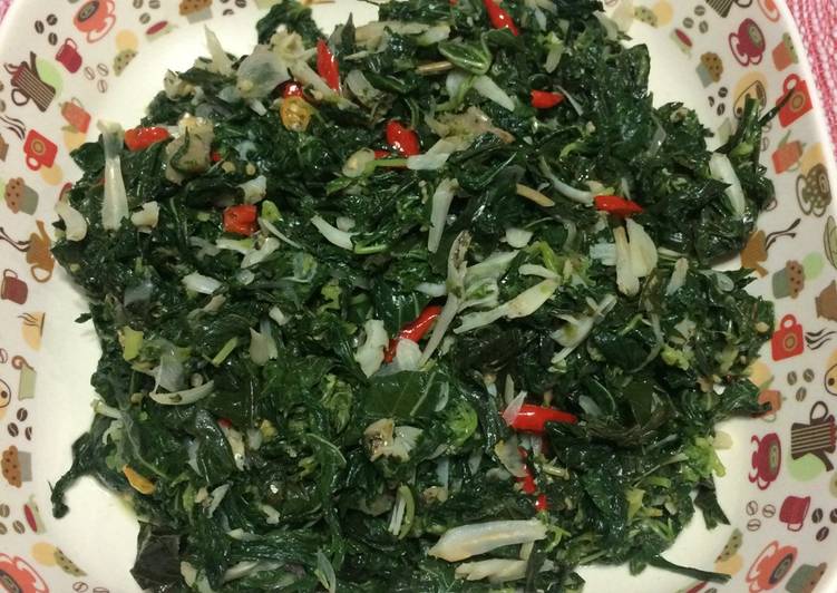 resep lengkap untuk Tumis daun singkong dengan teri medan