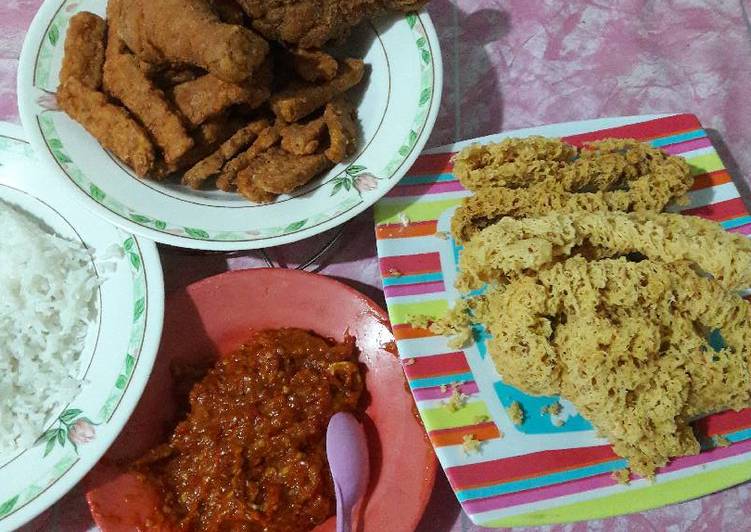 cara membuat Ayam goreng krispy + kremesan + sambal tomat