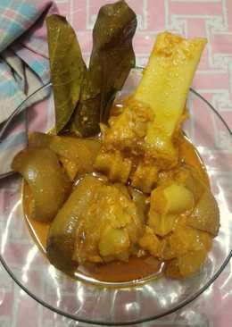 Gulai tunjang (gulai kaki sapi)