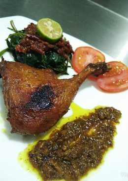 Bebek goreng dan plecing kangkung