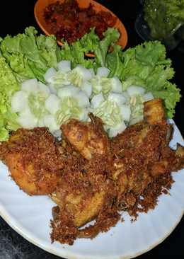Ayam Ungkep (Ayam goreng tradisional)