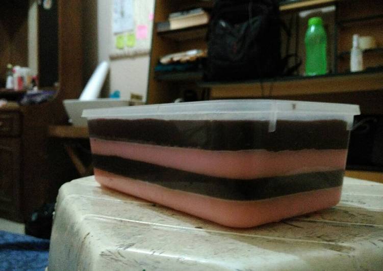 gambar untuk resep Pudding Lapis Coklat Strawberry