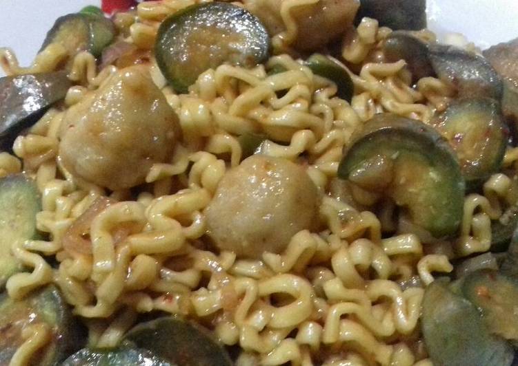 bahan dan cara membuat Mi Goreng Terong n Bakso Lele