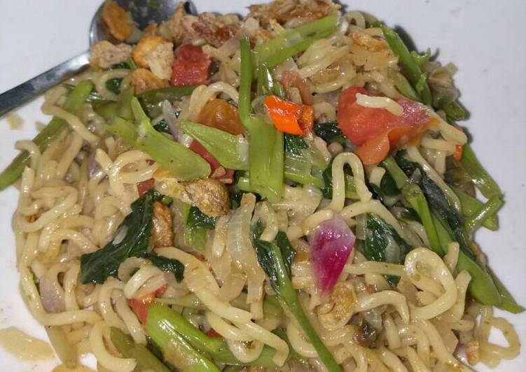 gambar untuk cara membuat Mie goreng kangkung rasa sambal matah