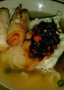 Somay kuah dan pangsit isian sosis dengan sambal spesial