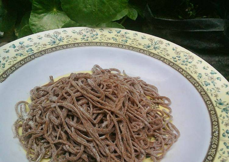 bahan dan cara membuat Mie Coklat Homemade