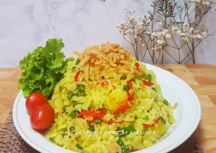 Nasi goreng kunyit dan ikan teri #Seninsemangat