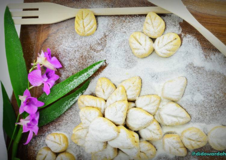 resep makanan Putri Salju Kacang Mede Isi Choco Chip| Putri Salju Lumer di Mulut