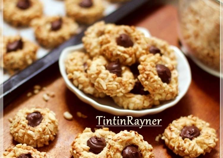 bahan dan cara membuat Peanut Choco Thumbprint Cookies renyah+step by step