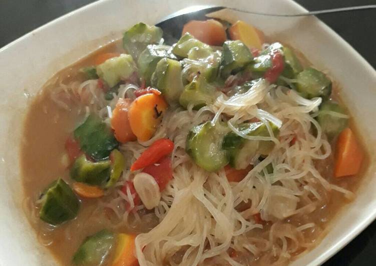 bahan dan cara membuat Sayur oyong + bihun