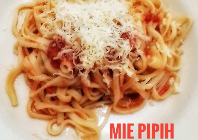 11. Mie Pipih & Macaroni Saus Bolognese