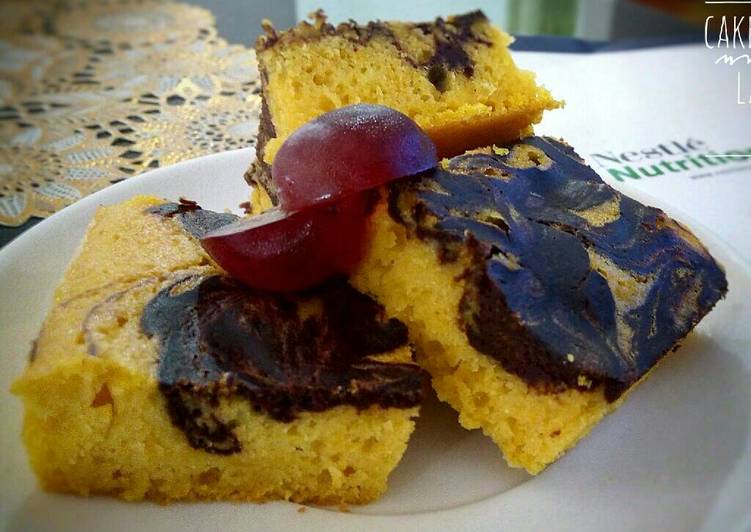 bahan dan cara membuat Cake Labu Kuning Lapis Coklat (pumpkin cake with chocolate)