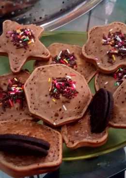 Kue Cubit Coklat dengan Topping Oreo dan Messes