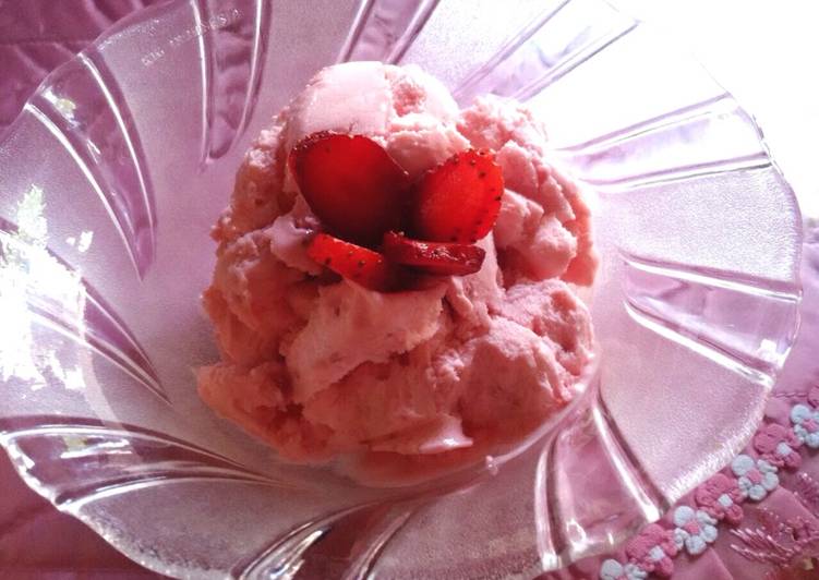 bahan dan cara membuat Ice Cream Strawberry Super Creamy