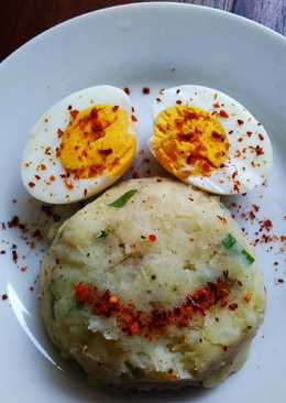 Mashed potato with boiled egg