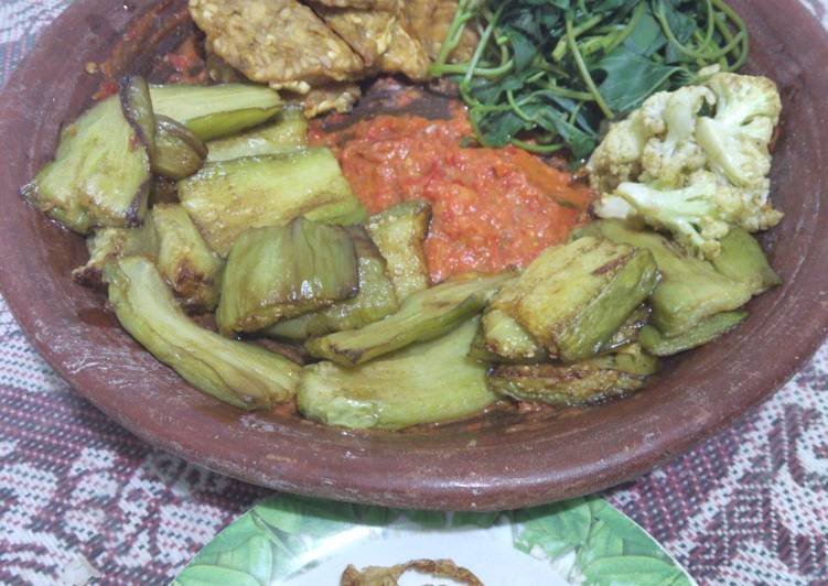 resep lengkap untuk Sambel trasi (utk penyetan tempe,terong,bunga kol,daun ubi/telo/cemeding)